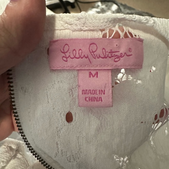 Lilly Pulitzer white top in Medium. Zip back. EUC. Absolutely beautiful - Picture 9 of 10